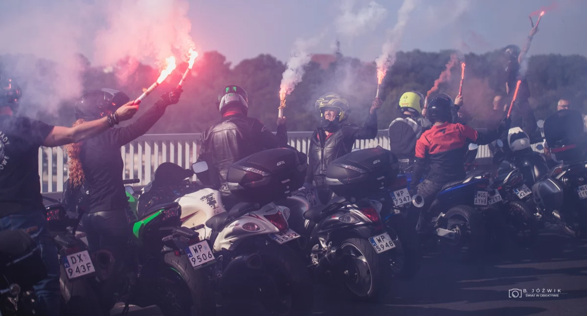 Na moście znów zapłonęły białe i czerwone race. Motocykliści uczcili 80. rocznicę wybuchu Powstania Warszawskiego [ZDJĘCIA]