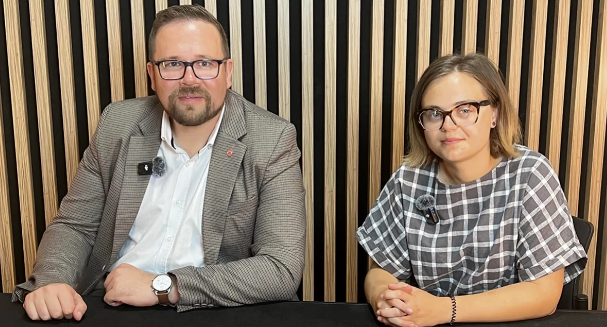 Dwie prymuski z LO Sucharskiego przez tydzień w Starostwie Powiatowym w Sierpcu