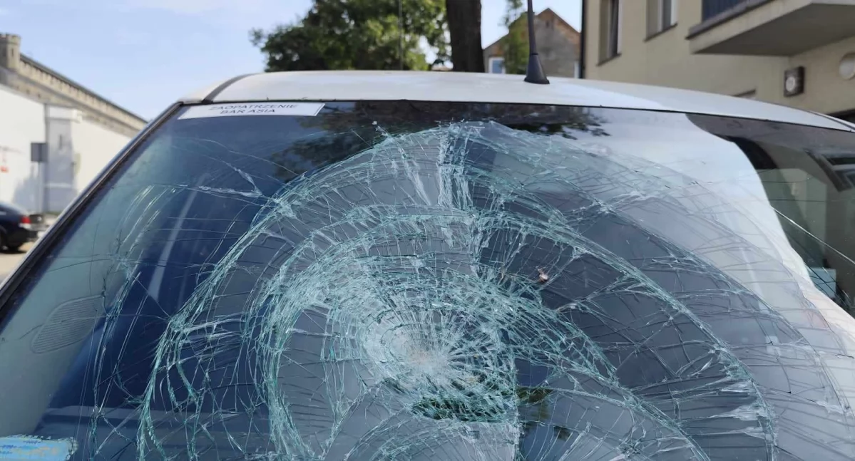 90-latek wszedł nagle na jezdnię. Wypadek na ul. Sienkiewicza w Płocku [ZDJĘCIA]