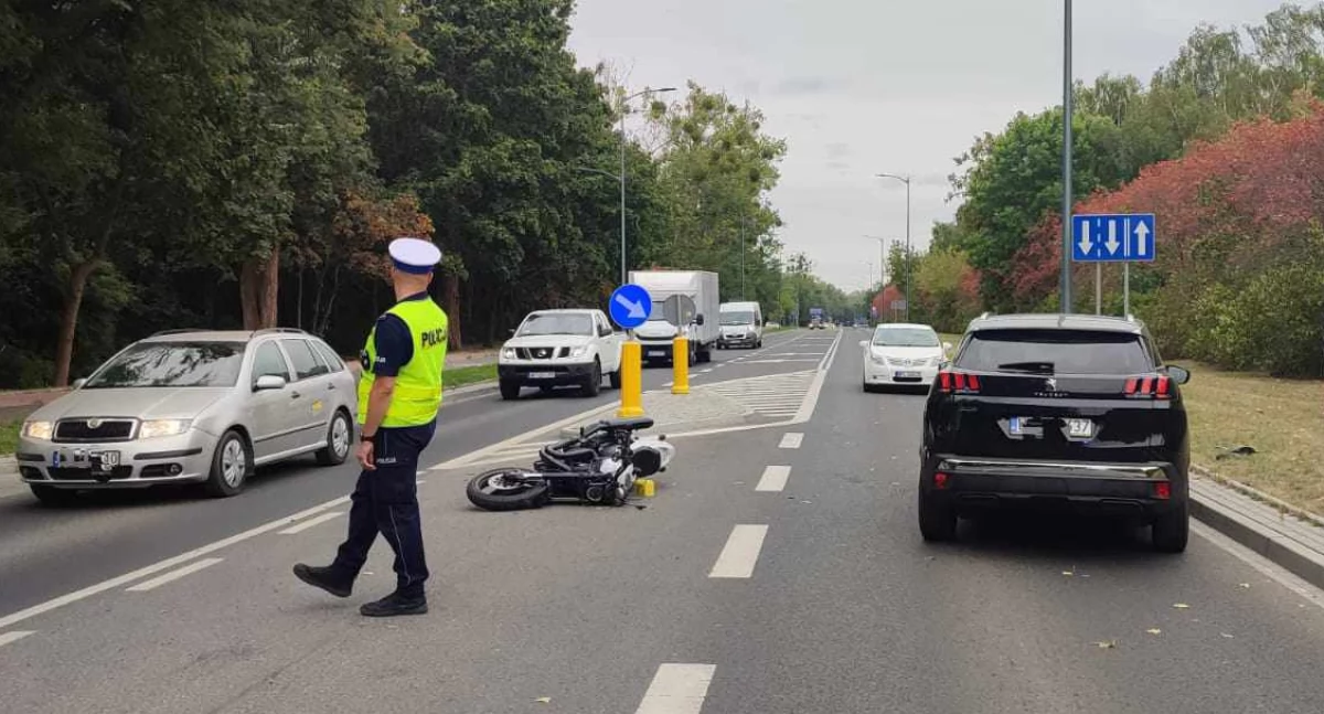 Motocyklista trafił do szpitala. Czołowe zderzenie na ul. Łukasiewicza w Płocku [ZDJĘCIA]