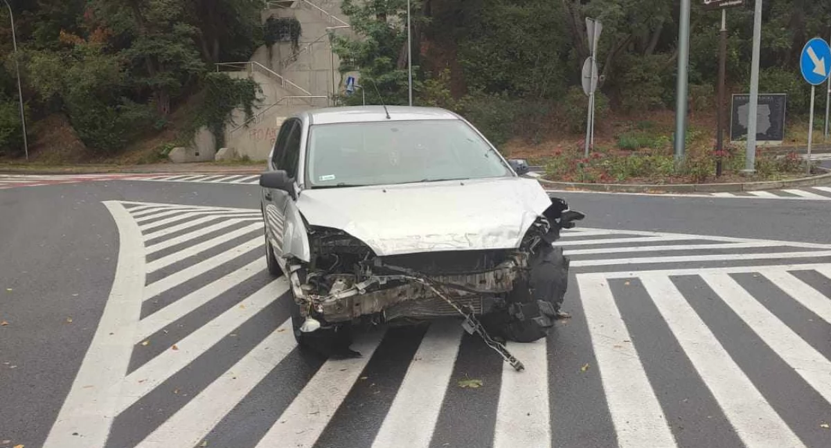 Utrudnienia w ruchu na moście w Płocku. Samochód uderzył w barierki