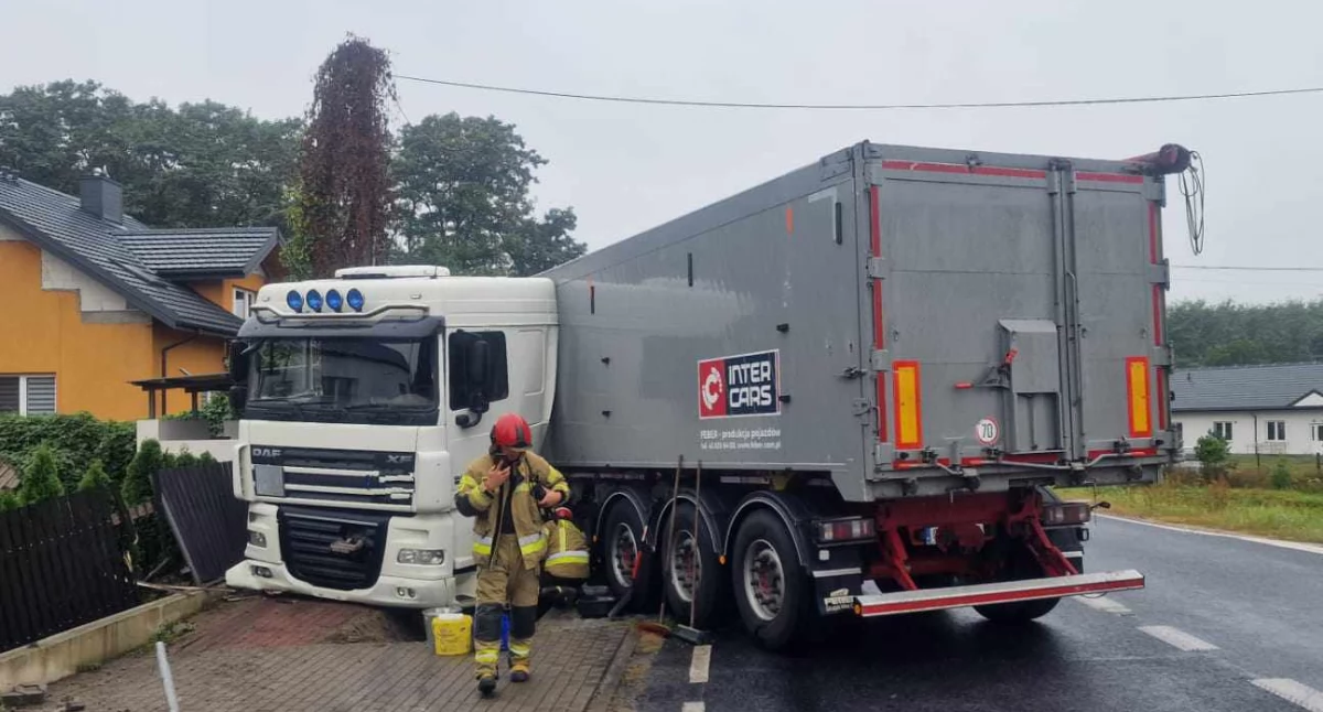 Daf z naczepą uderzył w ogrodzenie. Zawalidroga w Popłacinie [ZDJĘCIA]