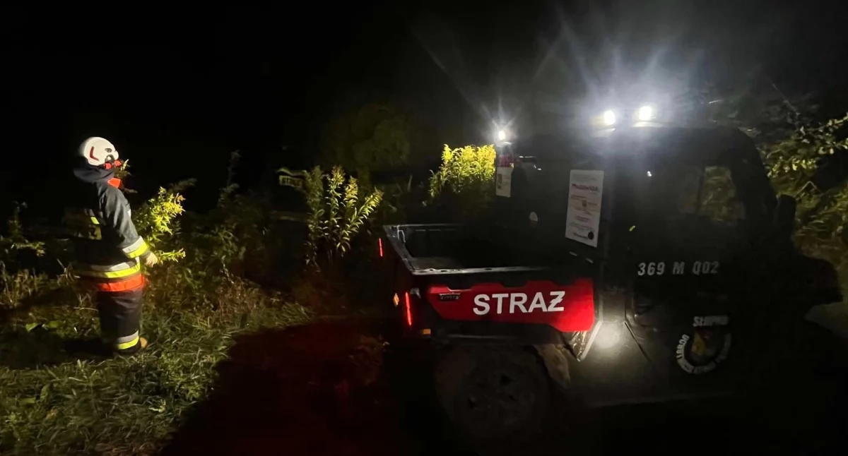 Nocne poszukiwania mężczyzny z m. Białobrzegi. Policjanci i strażacy w akcji [ZDJĘCIA]