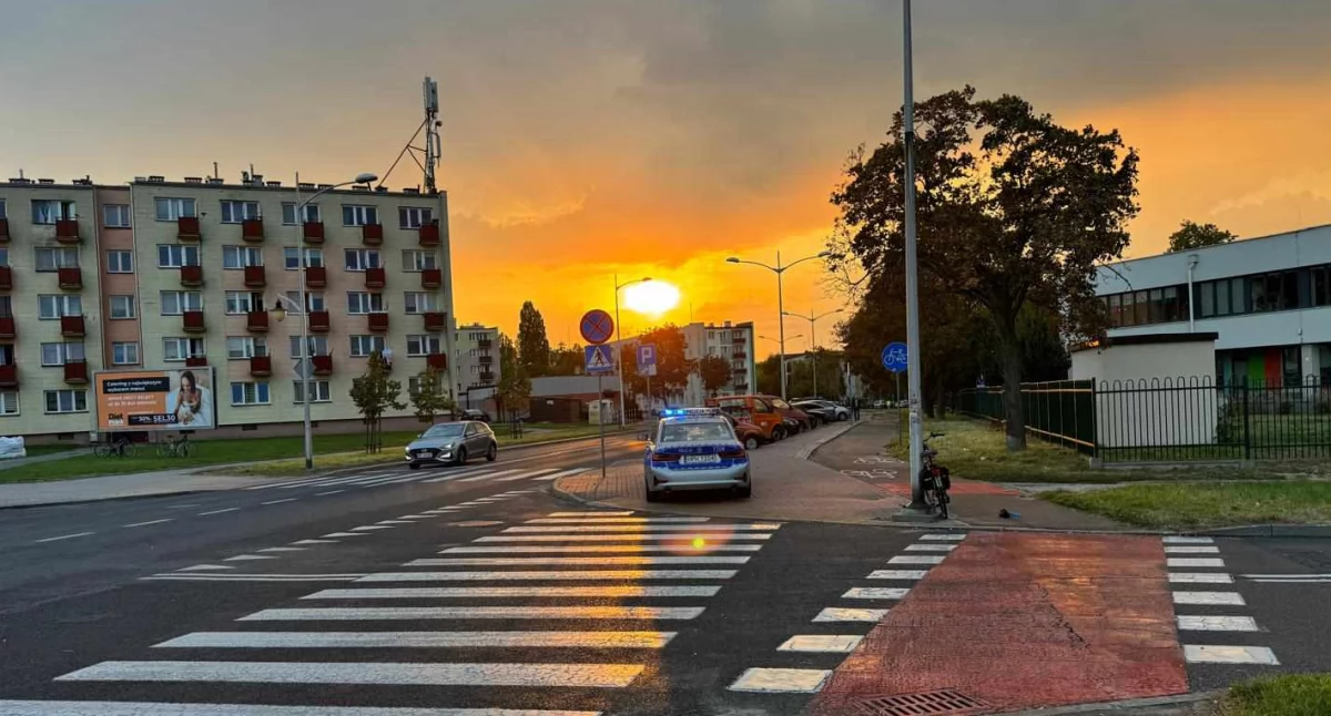 Samochód uderzył w rowerzystkę. Wypadek na ul. Gałczyńskiego w Płocku [ZDJĘCIA]