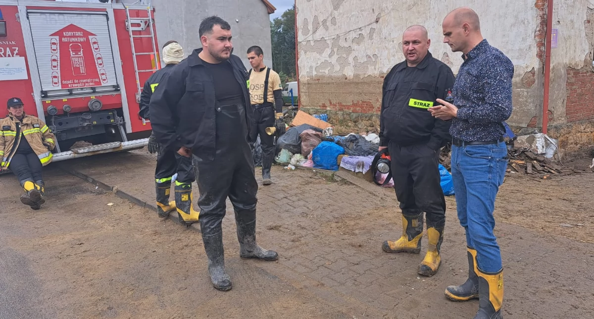 Starosta płocki pojechał na tereny dotknięte powodzią. Rozmawiał z władzami o najpilniejszych potrzebach