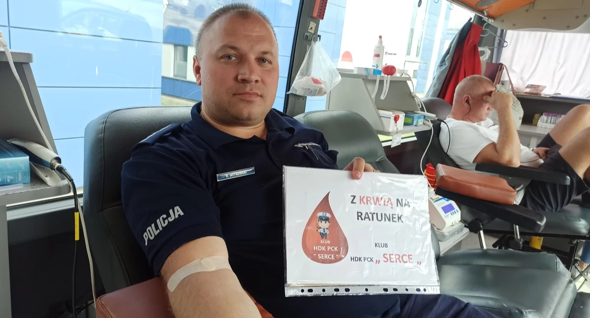 Honorowy gest płockich policjantów. Przed komendą ustawiła się kolejka chętnych 
