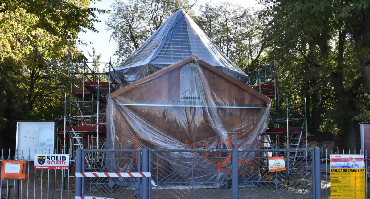 Owinęli kościół folią. Co się dzieje ze świątynią w Brwilnie?