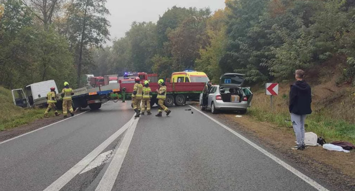 Powiat Płocki. Ciężarówka uderzyła w samochód do nauki jazdy. Droga do Warszawy zablokowana [ZDJĘCIA]