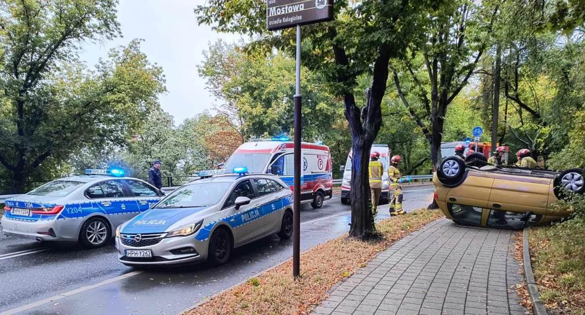 Dachowanie na ul. Mostowej w Płocku. 75-latkom na szczęście nic się nie stało [ZDJĘCIA]
