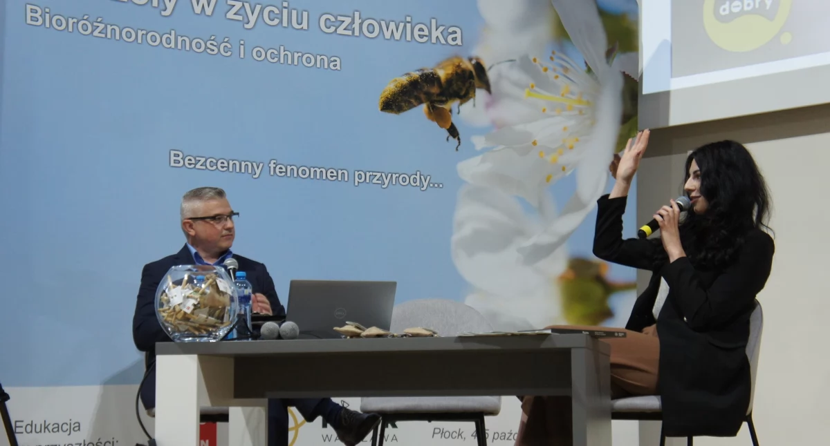 Zamieniła motocykl na pszczoły. Do czego zachęcała dziś w Płocku młodzież Pszczelara? [ZDJĘCIA]