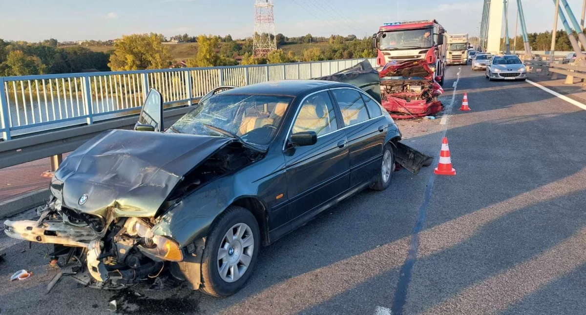 Wypadek sparaliżował ruch na Moście Solidarności w Płocku. 3 osoby trafiły do szpitala