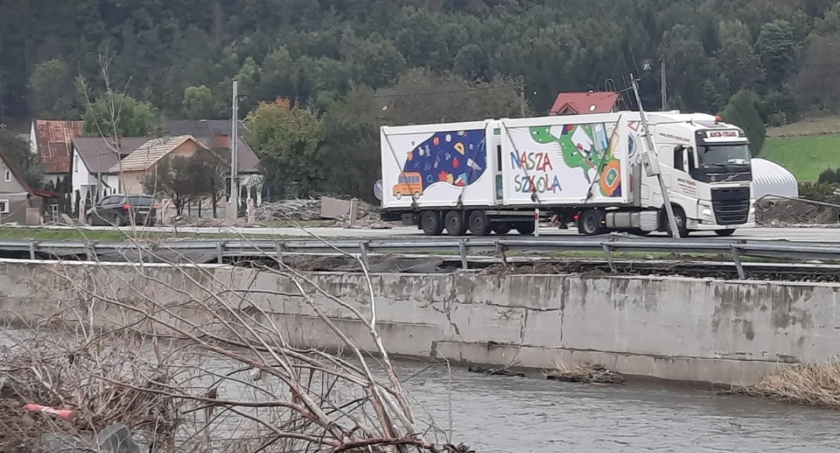 Wspólna inicjatywa firm Modular System i Entelo z powiatu płockiego. Nowa szkoła i przedszkole modułowa w w Żelaźnie