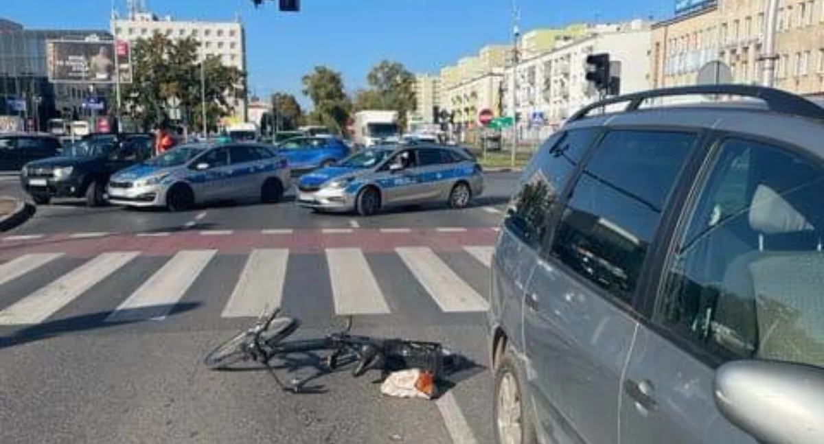 Wypadek w Al. Jachowicza w Płocku. 74-letni rowerzysta trafił do szpitala