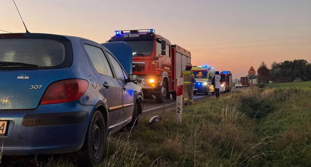 20-letni kierowca uderzył w wysepkę. Wypadek w Kobylnikach 