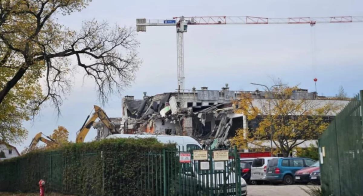 Znany budynek znika z ul. Kazimierza Wielkiego w Płocku. Przez lata wiele się tu działo [ZDJĘCIA]