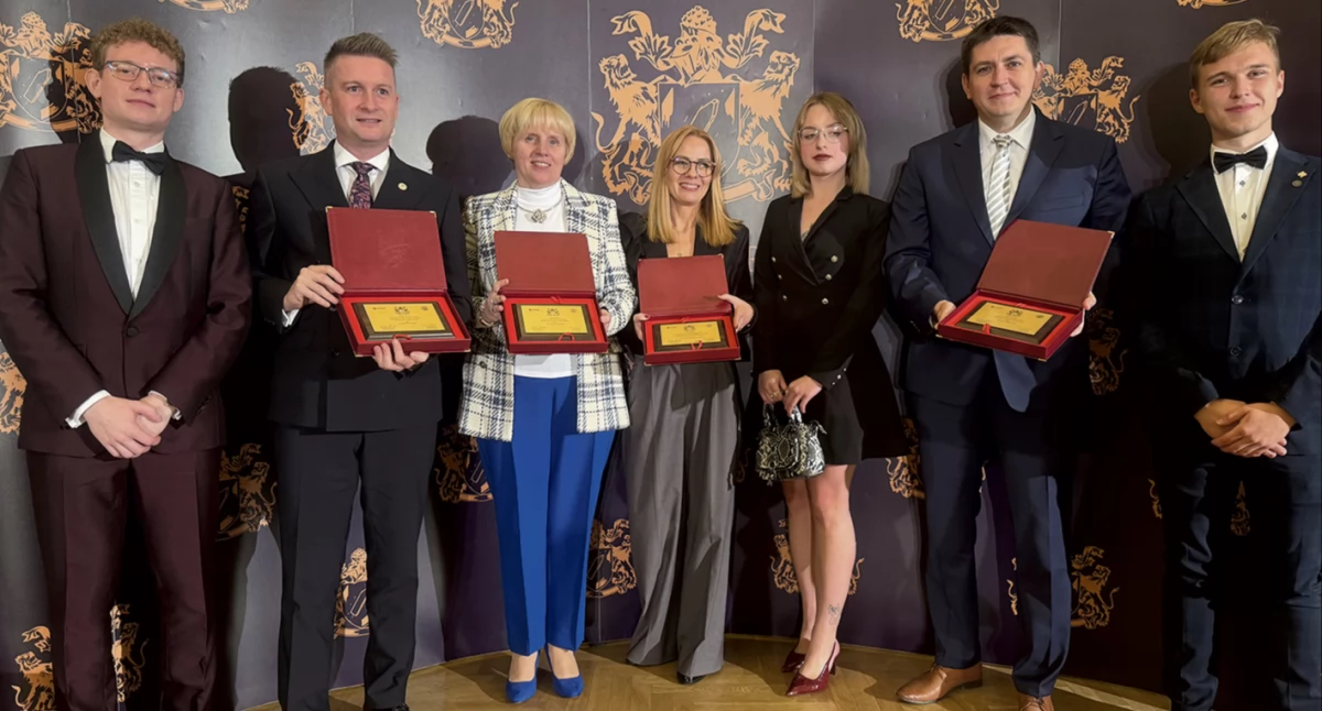 W Płocku studenci nagrodzili najlepszych profesorów. Kto otrzymał „Złote Kredy”?  A kto „Złote Serce”?