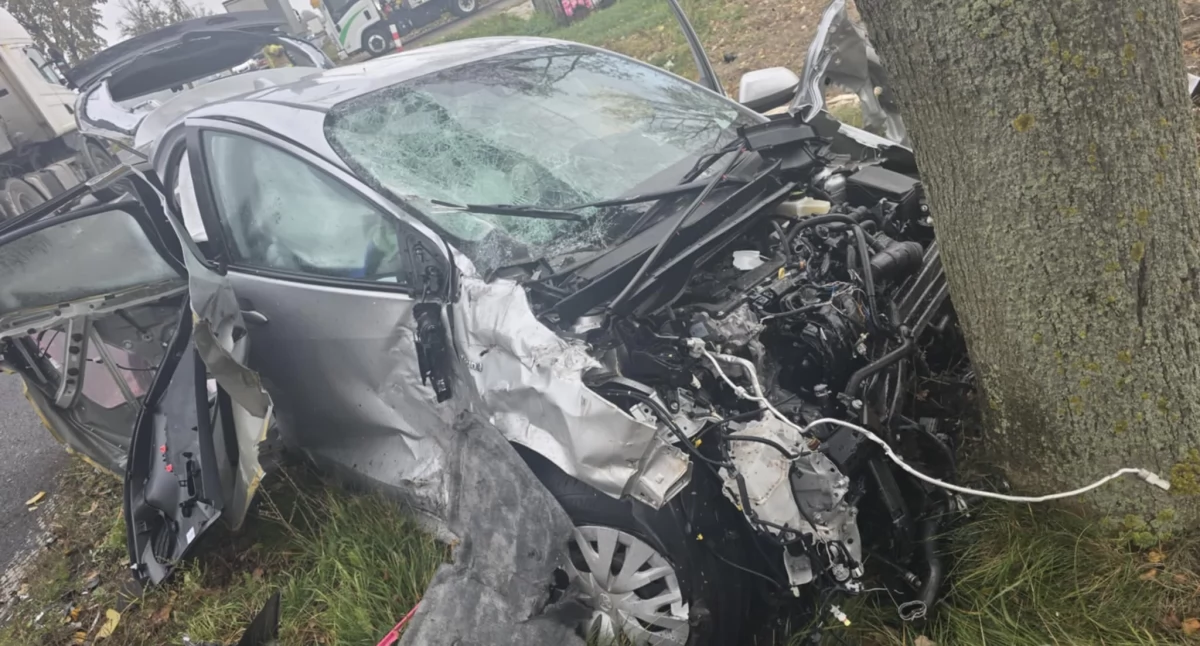 Z osobówki została miazga. Groźne zdarzenie drogowe pod Drobinem  [ZDJĘCIA] 
