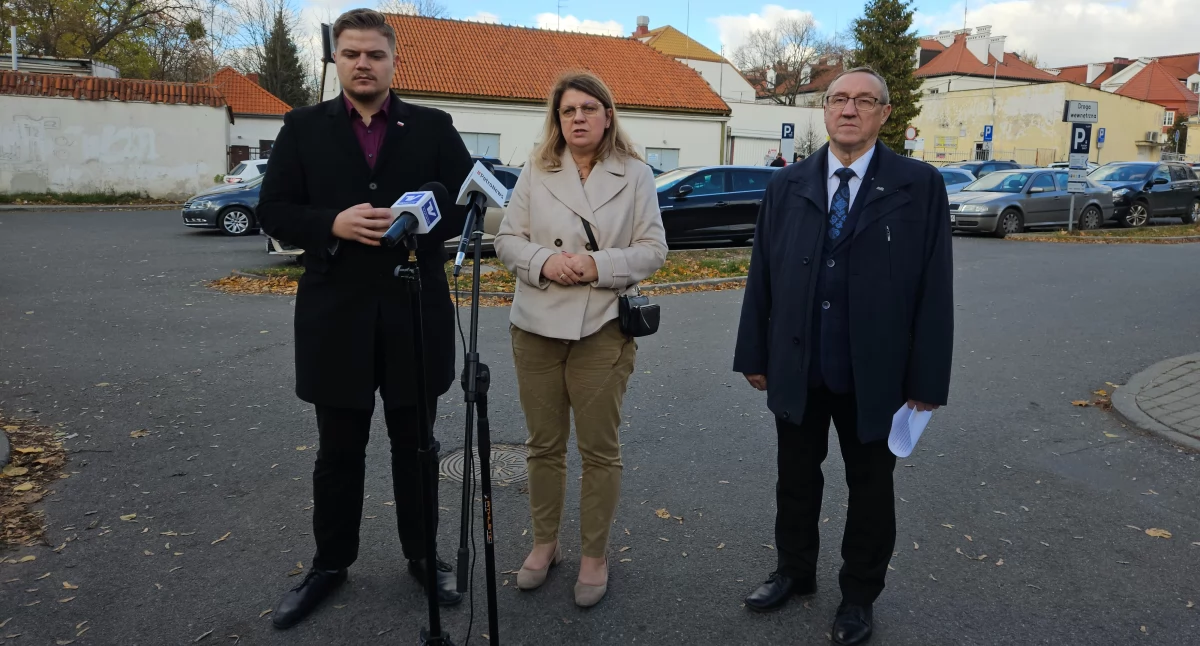 Płock. Co nowego w sprawie parkingu przy Szpitalu św. Trójcy? Urząd Miasta odpowiada na interpelację radnych PiS
