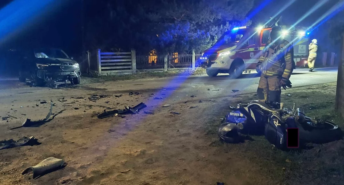 18-latek jechał motocyklem bez uprawnień. Zderzył się w Górkach z oplem [ZDJĘCIA]