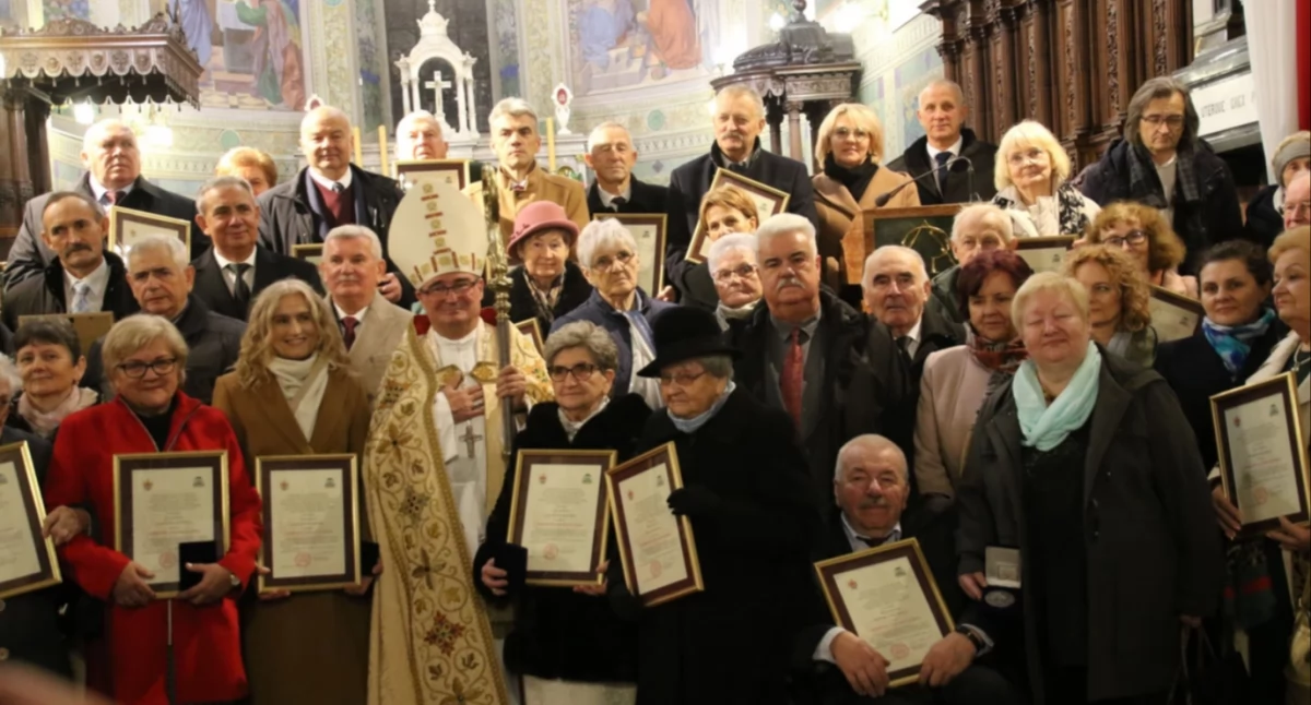 Po raz pierwszy wręczono medale zasłużonym dla Diecezji Płockiej. Wyjątkowe uroczystości w katedrze 