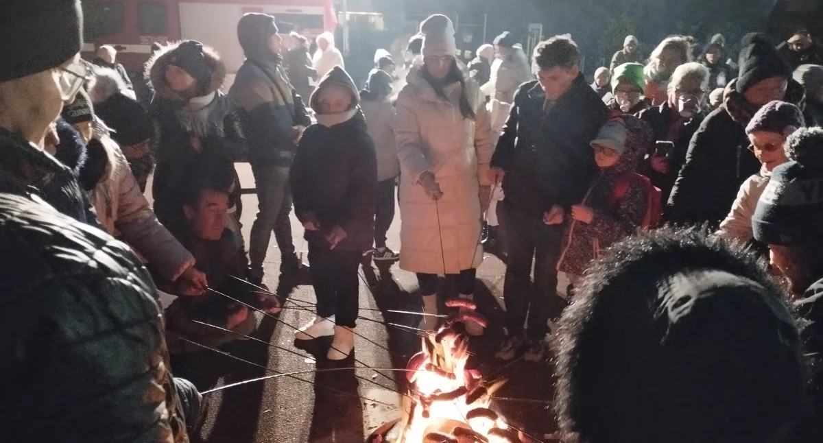 Sąsiedzkie ognisko na osiedlu Wielka Płyta! Tak też można obchodzić Narodowe Święto Niepodległości w Płocku! [ZDJĘCIA]