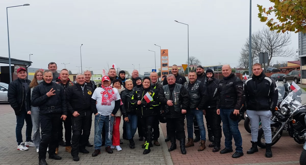 Motocykliści też uczcili Święto Niepodległości. Parada w Gostyninie [ZDJĘCIA]