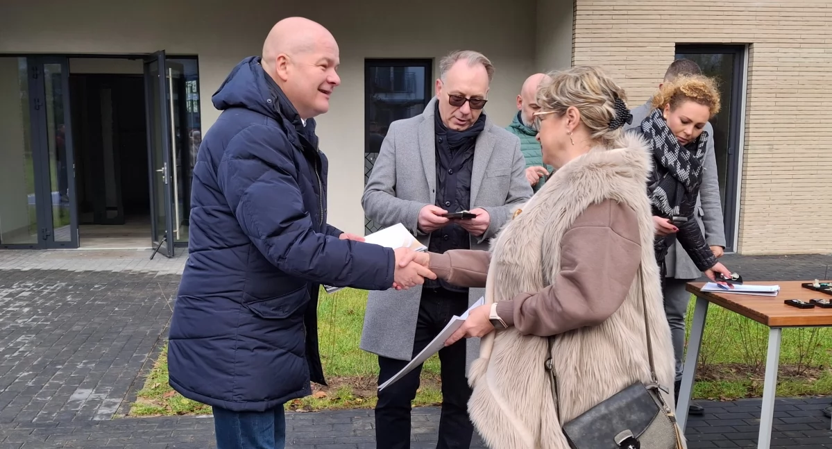 Płock. Program Mieszkanie dla seniora - pierwsi lokatorzy odebrali klucze