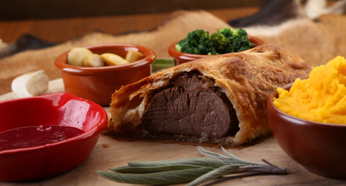 Przepisy kulinarne Tygodnika Płockiego. Polędwica z jelenia w cieście francuskim i puree dyniowym