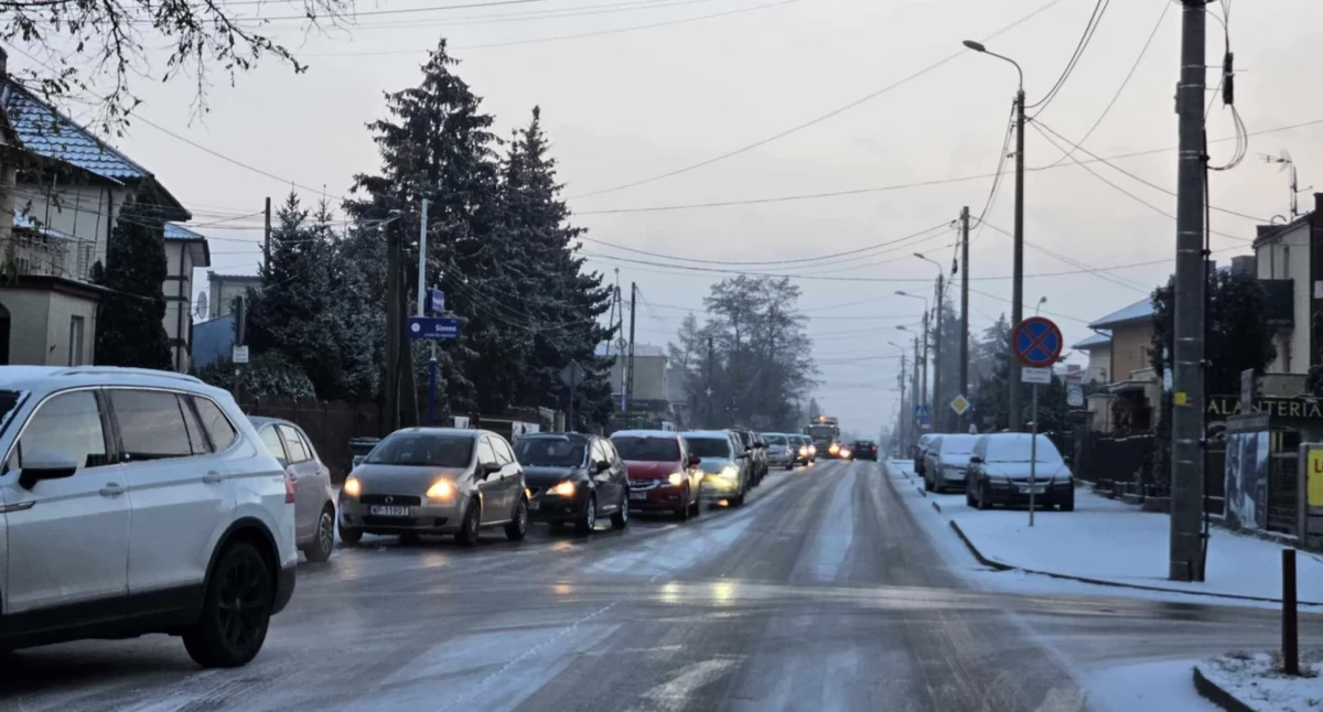 Od rana doszło do 8 groźnych zdarzeń na drogach Płocka i okolic. Czy to koniec?
