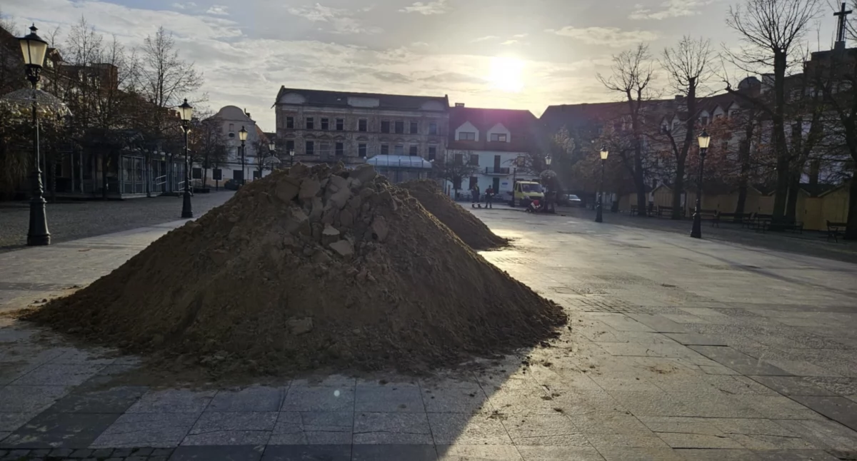 Ogromne kopce i gigantyczne instalacje. Co się dzieje na Starówce w Płocku? 