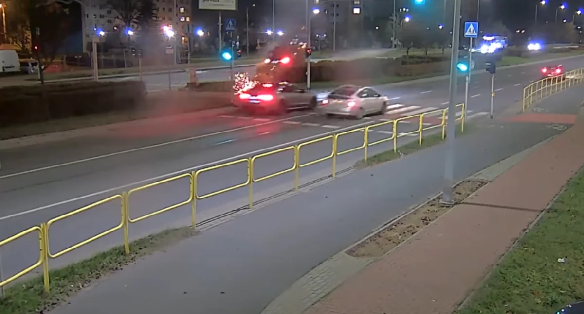 To nie samolot – to samochód! Lot kierowcy nad pasem zieleni na al. Piłsudskiego w Płocku