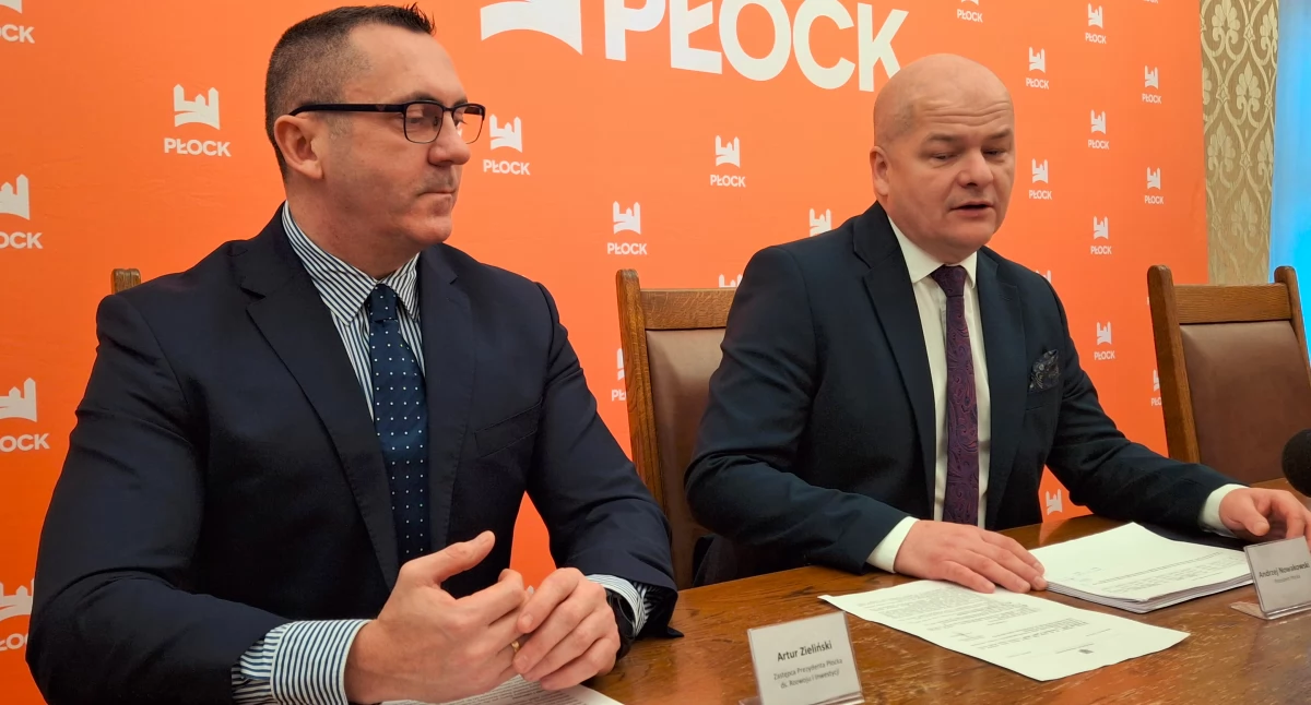 Jutro sesja Rady Miasta Płocka. Ukraińskie flagi w Płocku, inwestycje i niespodziewane pieniądze z ORLEN-u