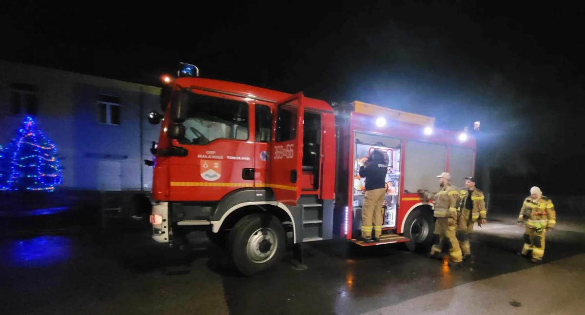 Wieczorna akcja strażaków przy przedszkolu w Małej Wsi. Działania przebiegły szybko i sprawnie [ZDJĘCIA]  