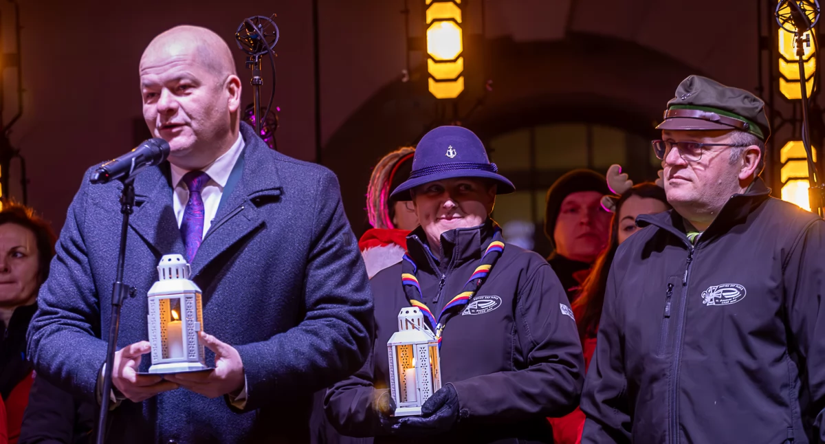 Do Płocka trafiło już Betlejemskie Światło Pokoju! Wigilia przed Ratuszem [ZDJĘCIA]