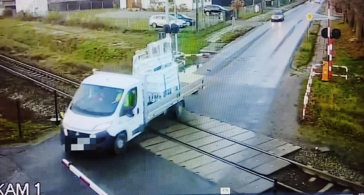 Groźna sytuacja na przejeździe kolejowym w Gostyninie. Staranował opuszczoną rogatkę!  [FILM]