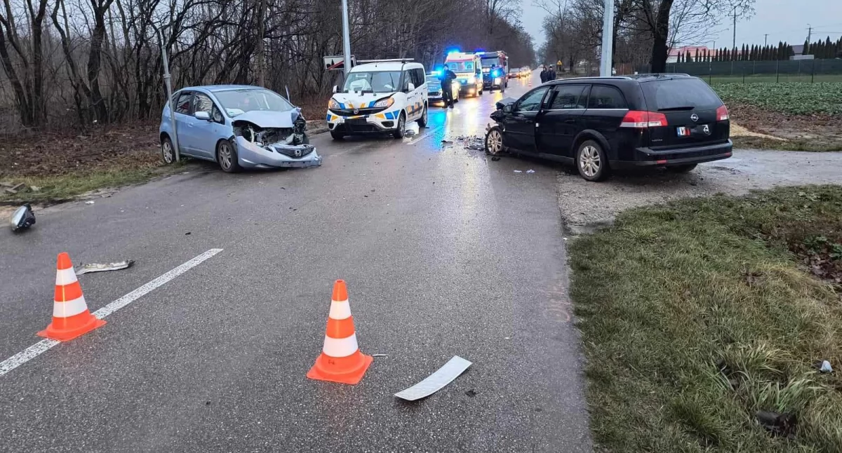 Wypadek pod Płockiem. Dwie kobiety trafiły do szpitala