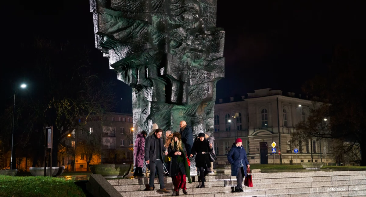 Broniewskiemu na urodziny. Happening pod pomnikiem poety w Płocku