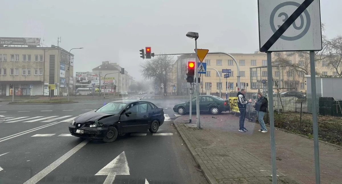 Niebezpieczna sytuacja w centrum Płocka. Zderzenie dwóch samochodów osobowych 