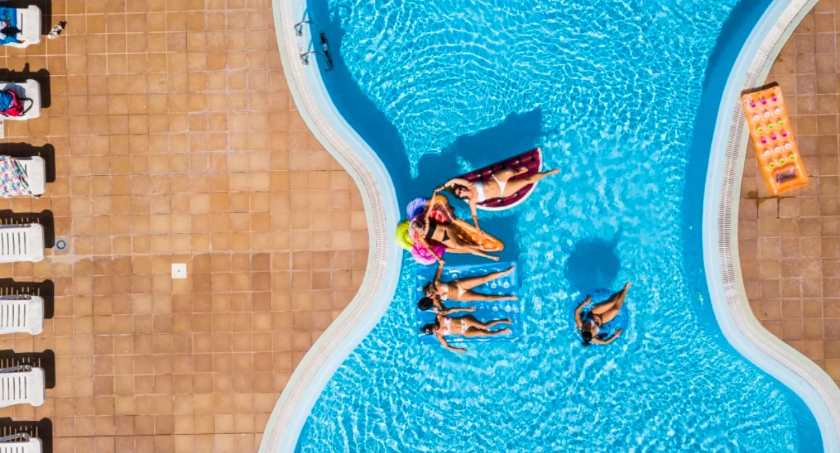 Prysznic solarny – idealne uzupełnienie Twojego basenu lub jacuzzi