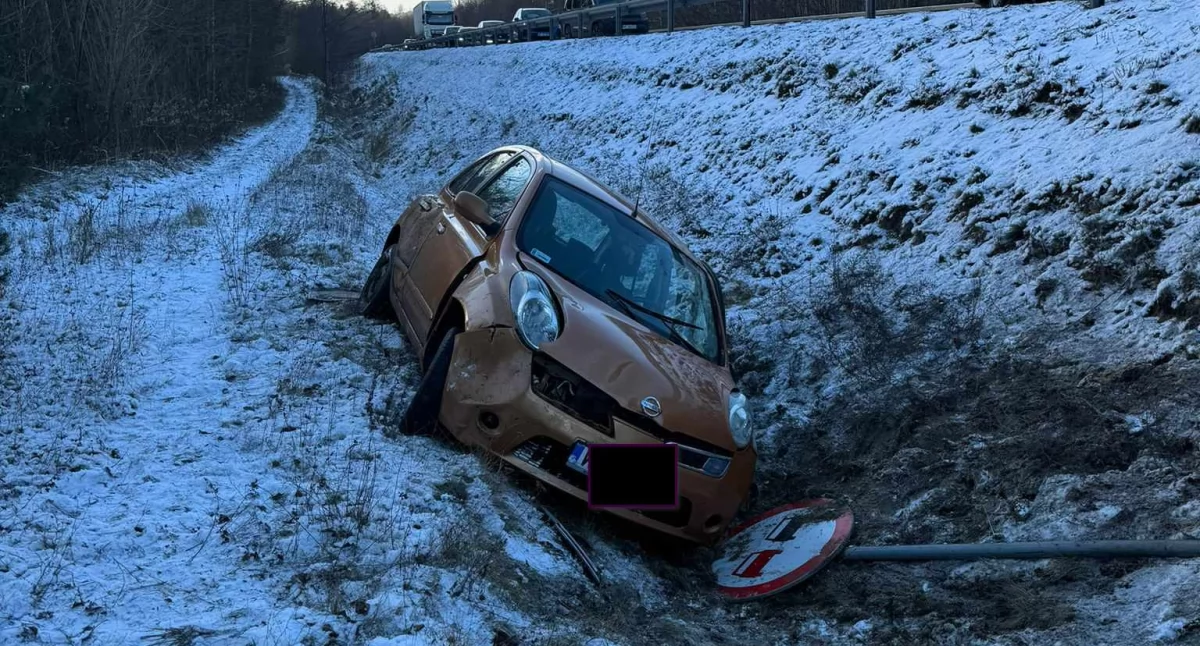 Nissan w rowie. Niebezpieczne zdarzenie na trasie Popiełuszki w Płocku [ZDJĘCIA]