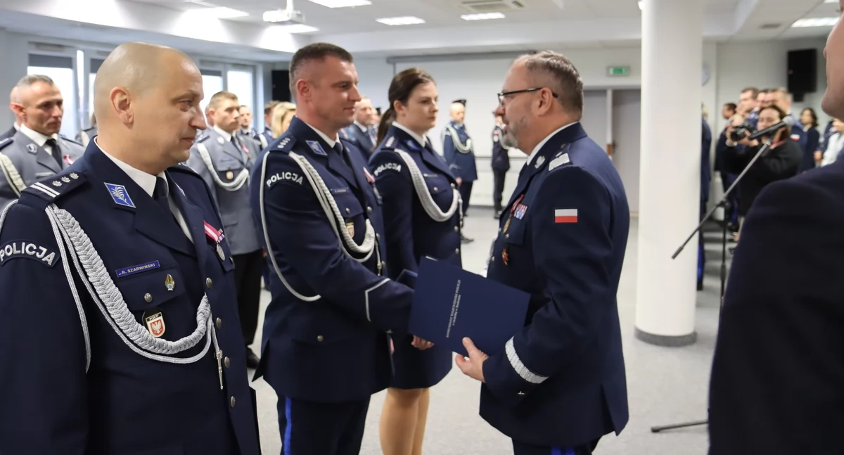 Płoccy policjanci wyróżnieni w Radomiu za bohaterską postawę. Pierwszy z nich uratował życie kierowcy, drugi zapobiegł próbie samobójczej 