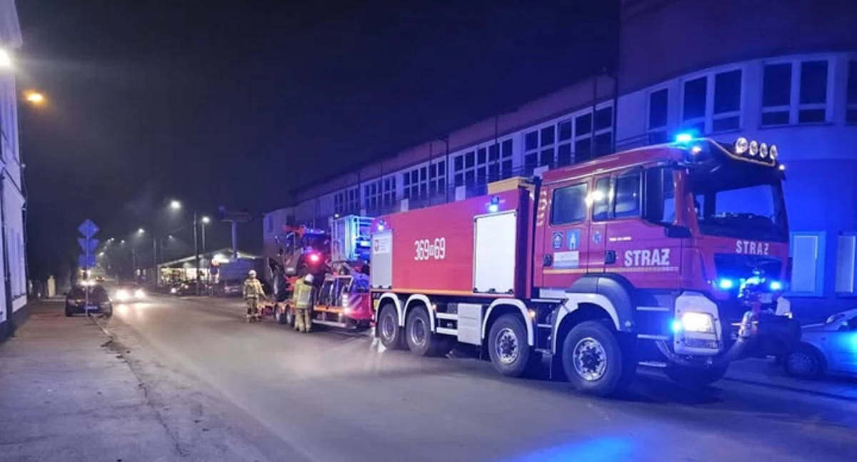 Pożar hali w Płocku. Wezwano kilkanaście zastępów straży 