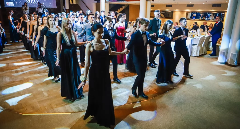 Studniówka V Liceum Ogólnokształcącego w Płocku. Poloneza zatańczyli w Hotelu Tumskim [ZDJĘCIA, FILM]