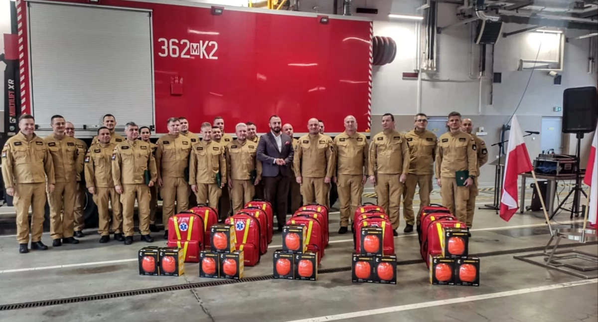 Samorząd Mazowsza wspiera strażaków z Państwowej Straży Pożarnej. Niezbędny sprzęt trafił do 12 komend