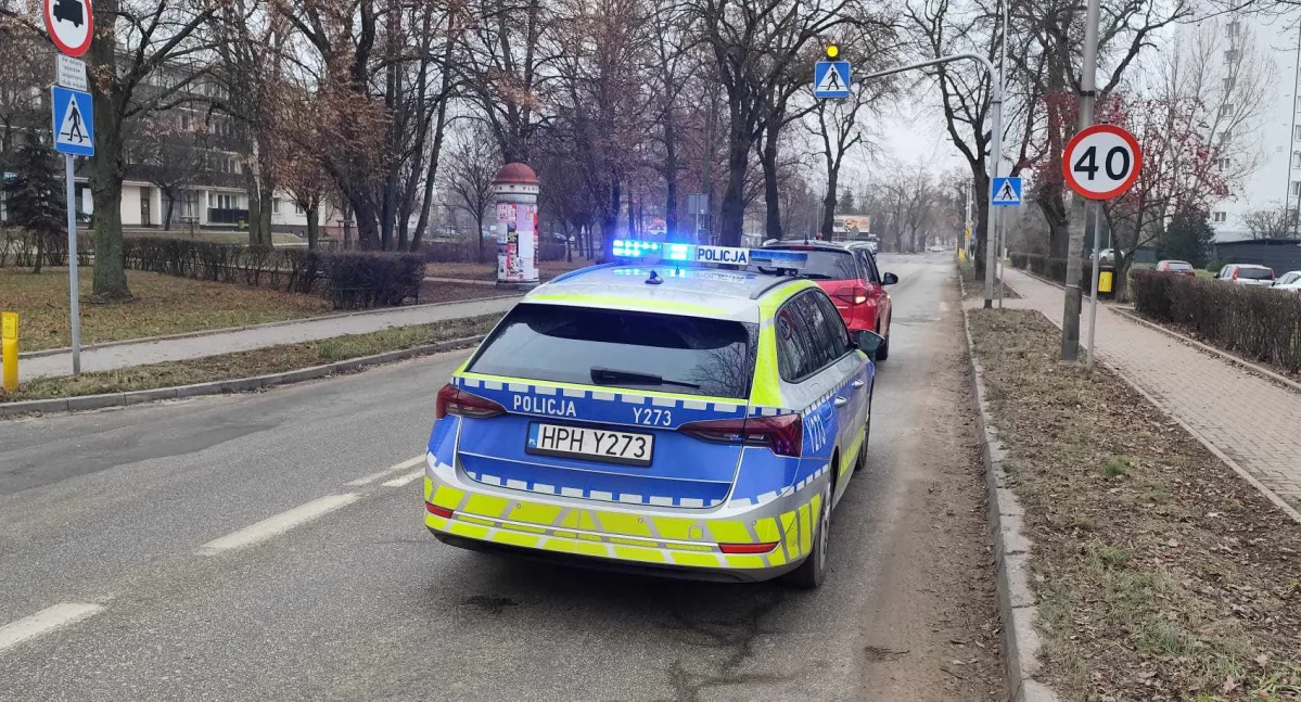 Utrudnienia w ruchu na ul. Dobrzyńskiej w Płocku. 60-latka trafiła do szpitala