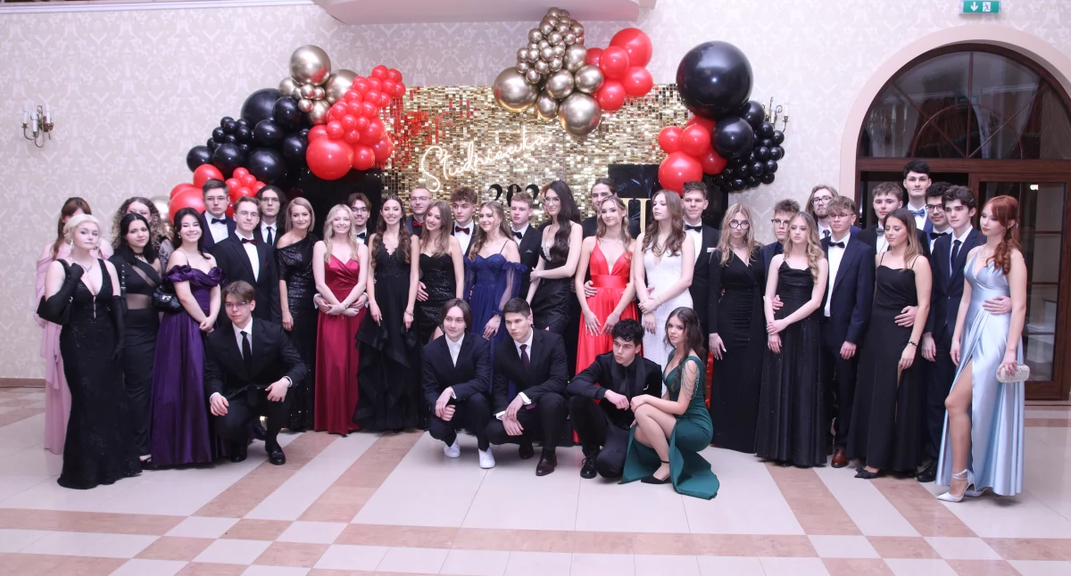 Studniówka III LO! Kolejni maturzyści z Płocka zatańczyli poloneza!