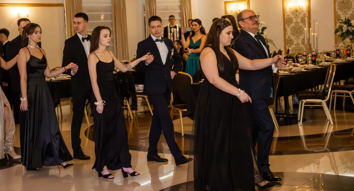 Bal studniówkowy uczniów Zespołu Szkół im. Leokadii Bergerowej w Płocku (FILM i DUŻO ZDJĘĆ)