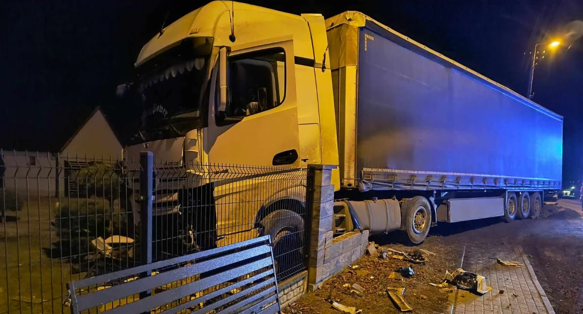 Ciężarówka wjechała w ogrodzenie. Akcja w Bielsku blisko Płocka [ZDJĘCIA]