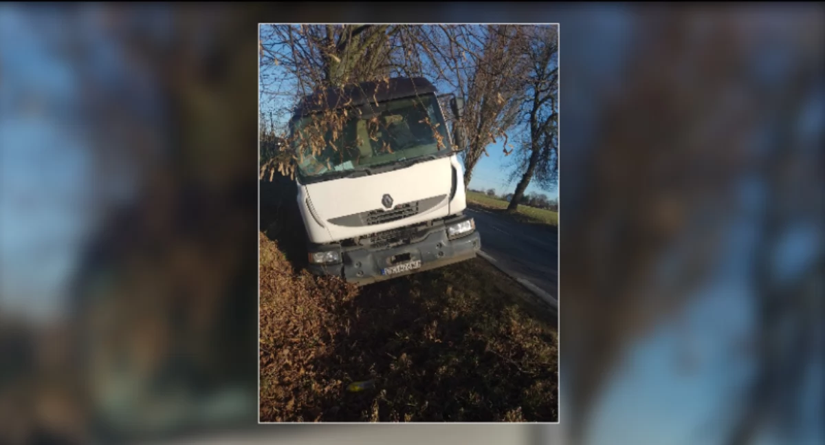 Samochód zjechał do rowu. Przejazd przez Bronowo Zalesie koło Płocka już bez utrudnień 