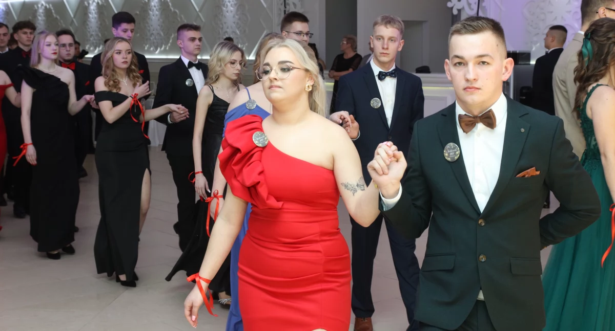 Płocki sezon studniówkowy! Uczniowie Ekonomika zatańczyli poloneza w Złotej Komnacie! 